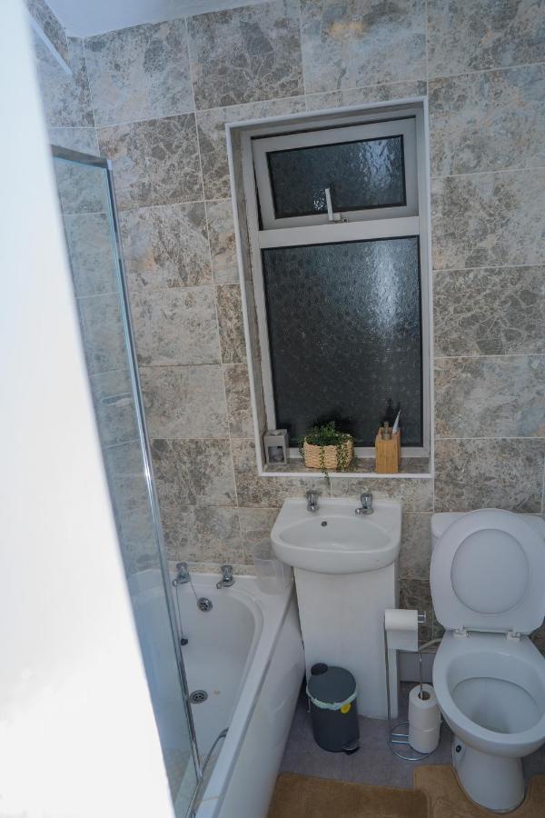 The Private Villa, Northampton Centre, 9 Beds, 5 Bedrooms, Sleeps 12 Zewnętrze zdjęcie